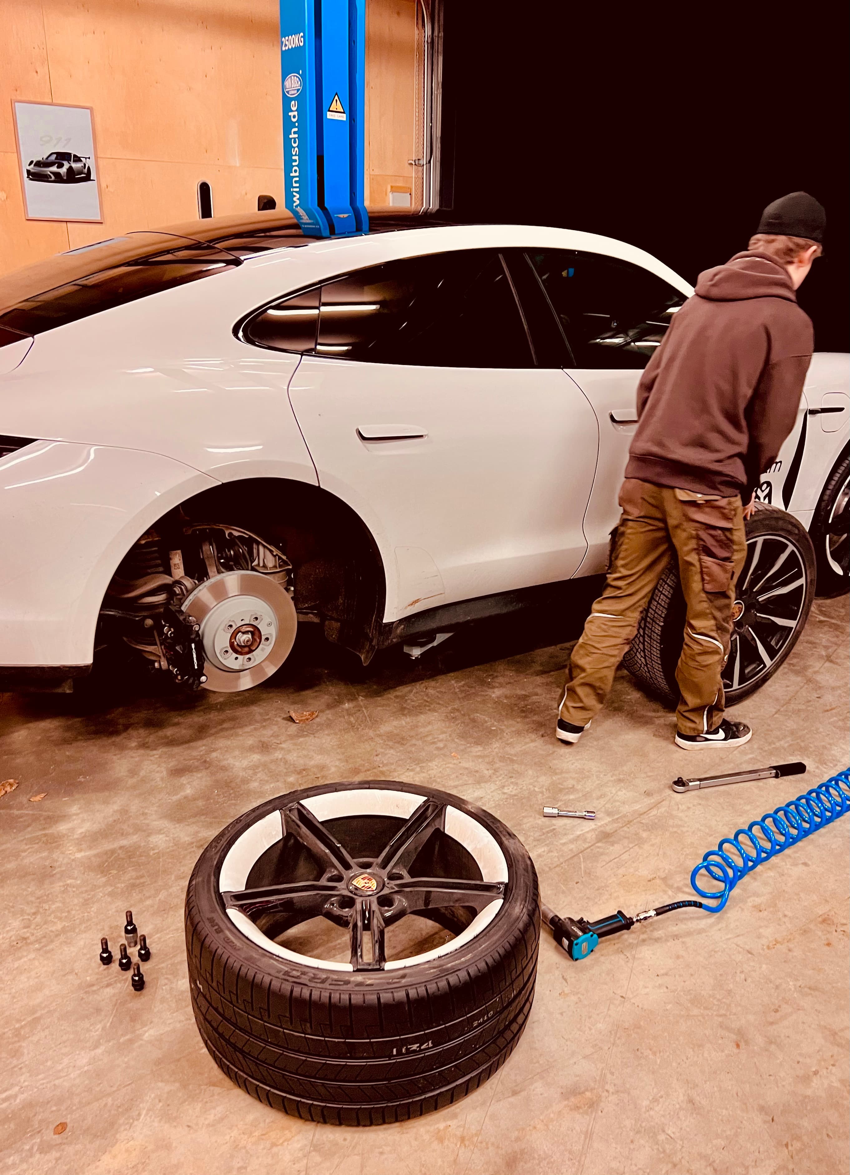 Bild eines Auto, dessen Reifen gewechselt werden