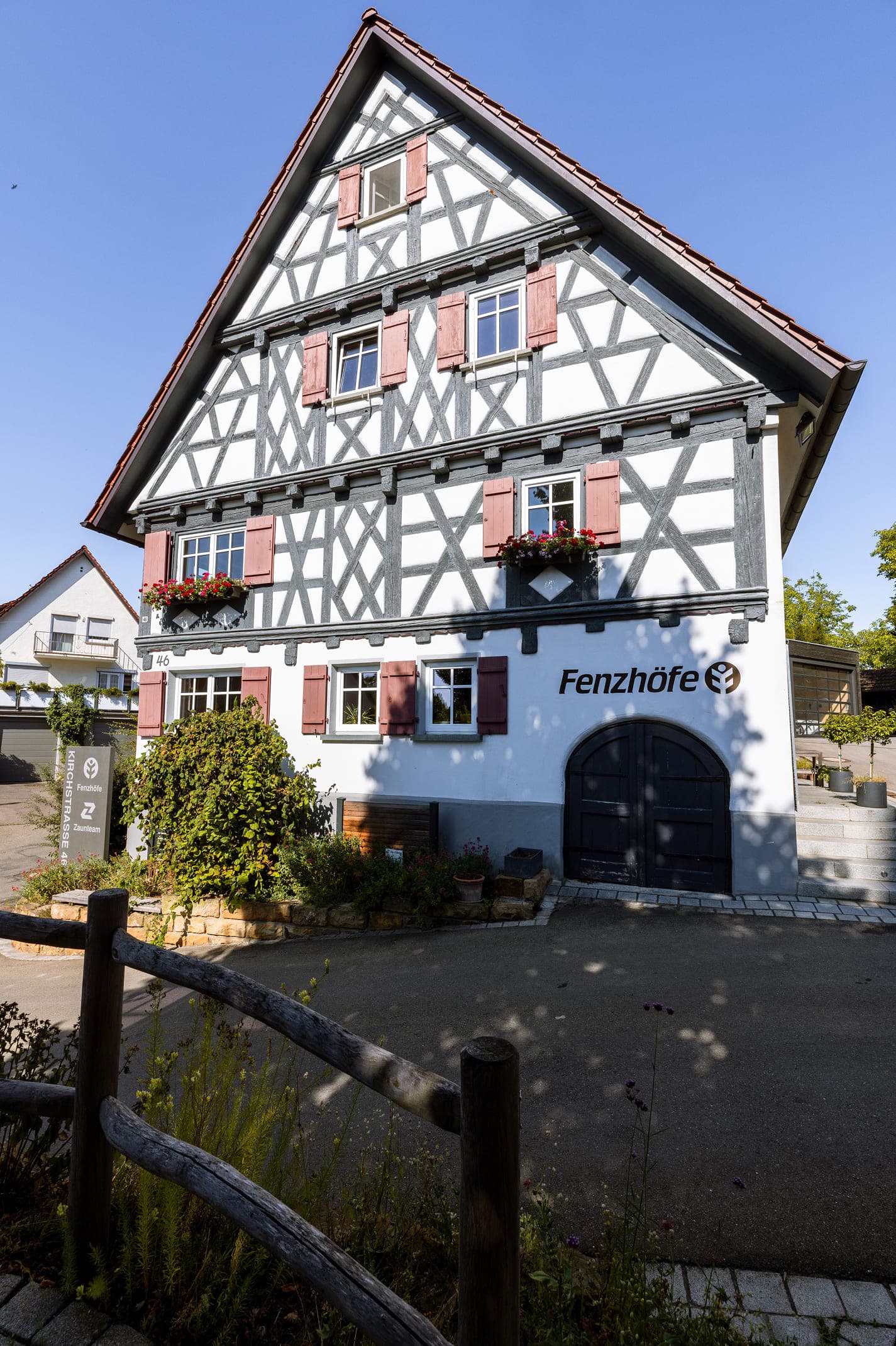 Aufnahme des Fenzhöfe-Logos auf dem Fenzhöfe-Gebäude