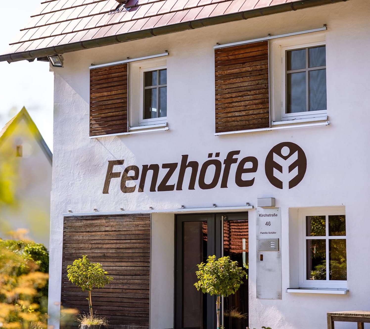 Nahaufnahme des Fenzhöfe-Logos auf dem Fenzhöfe-Gebäude